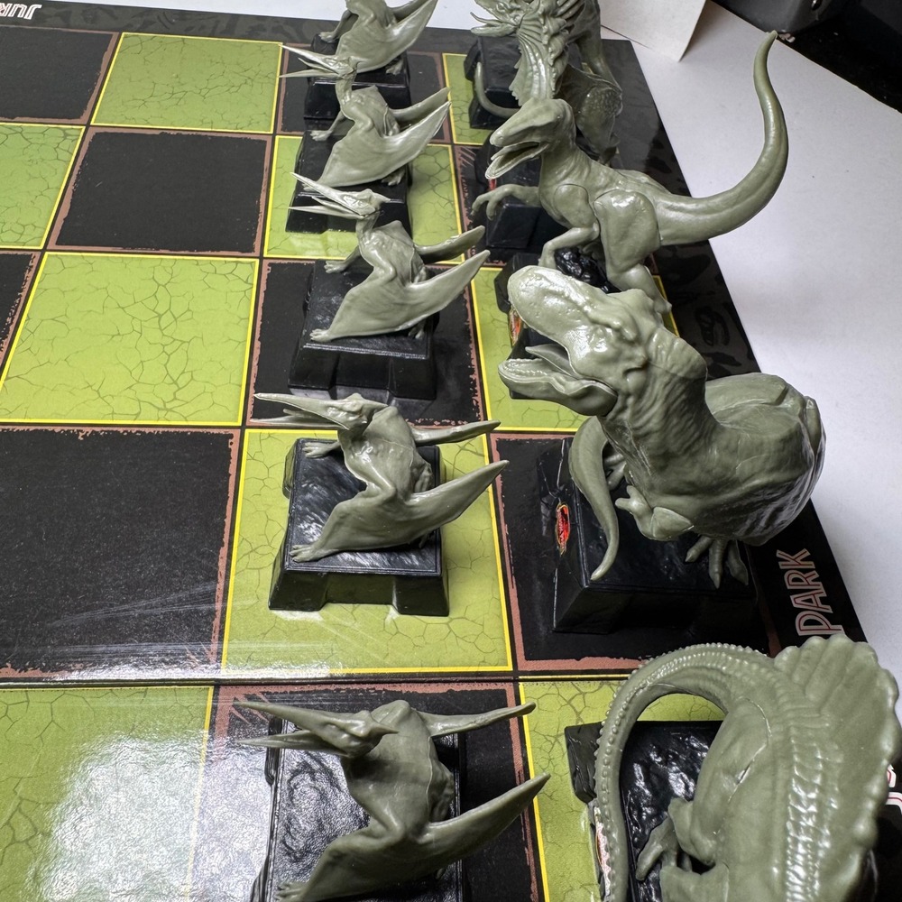 Jurassic Park Chess Set Noble Collection Dinosaur Board Game Ages 7+ COMPLETE - Picture 12 of 12